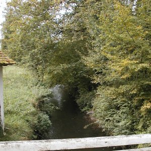 Le pont et la rivière en aval du moulin