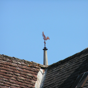 Une girouette écureuil sur un toit d'Excideuil